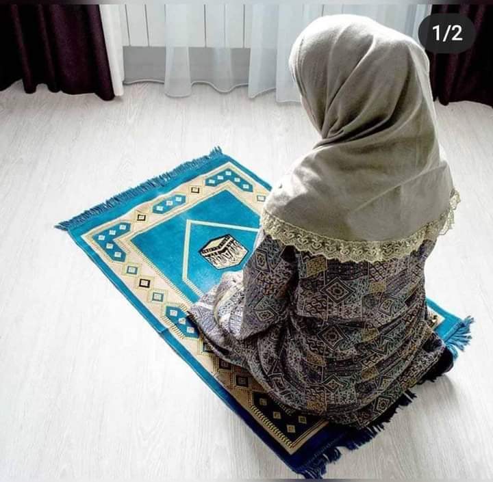 Как сделать мусульманский. Намаз. Мусульманка на коврике. Мусульманка молится на коврике. Мусульманка намаз.