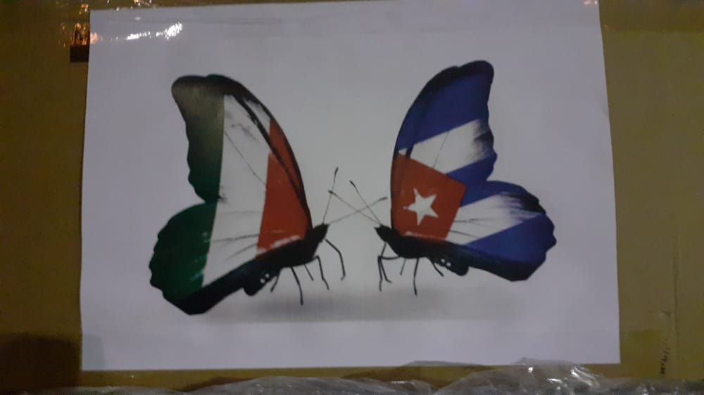Nuestros jóvenes reciben la valiosa ayuda de amor y solidaridad con medicamentos, materiales y equipos médicos para enfrentamiento a #COVID19, proveniente de los amigos de #Italia. GRAZIE MILLE AMICI!!

#PoniéndoleCorazónACuba♥️♥️ #CubaPorLaSalud <a href="/DiazCanelB/">Miguel Díaz-Canel Bermúdez</a>
<a href="/JoseCarlosRguez/">JoseCarlosRguez</a>