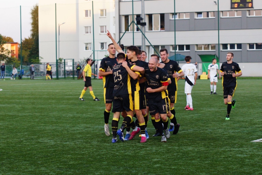 SportSlaski's tweet image. Po spadku do IV ligi "Cidry" stawiają małe kroki naprzód i rosną w siłę. - Cieszy, że młodzież świetnie wchodzi do drużyny, a są to zawodnicy „nasi”, z akademii - mówi trener Ruchu Radzionków, który w nowym sezonie nie stracił jeszcze punktu ‼⚽️

➡ sportslaski.pl/artykul/ruch-r…