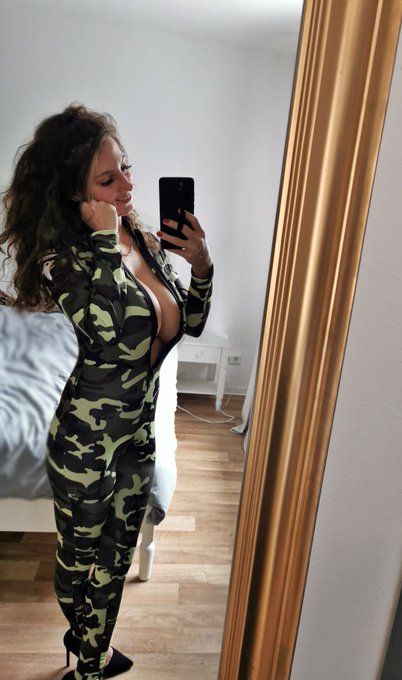 Bei dem regnerischen Wetter mal ein bisschen meinen Kleiderschrank sortieren. Das ist eins meiner Lieblingsteile<a href="/tag/friday"class="tags"><span>#friday</span></a><a href="/tag/sexy"class="tags"><span>#sexy</span></a><a href="/tag/highheels"class="tags"><span>#highheels</span></a><a href="/tag/navy"class="tags"><span>#navy</span></a><a href="/tag/undercover"class="tags"><span>#undercover</span></a><a href="/tag/camouflage"class="tags"><span>#camouflage</span></a>
