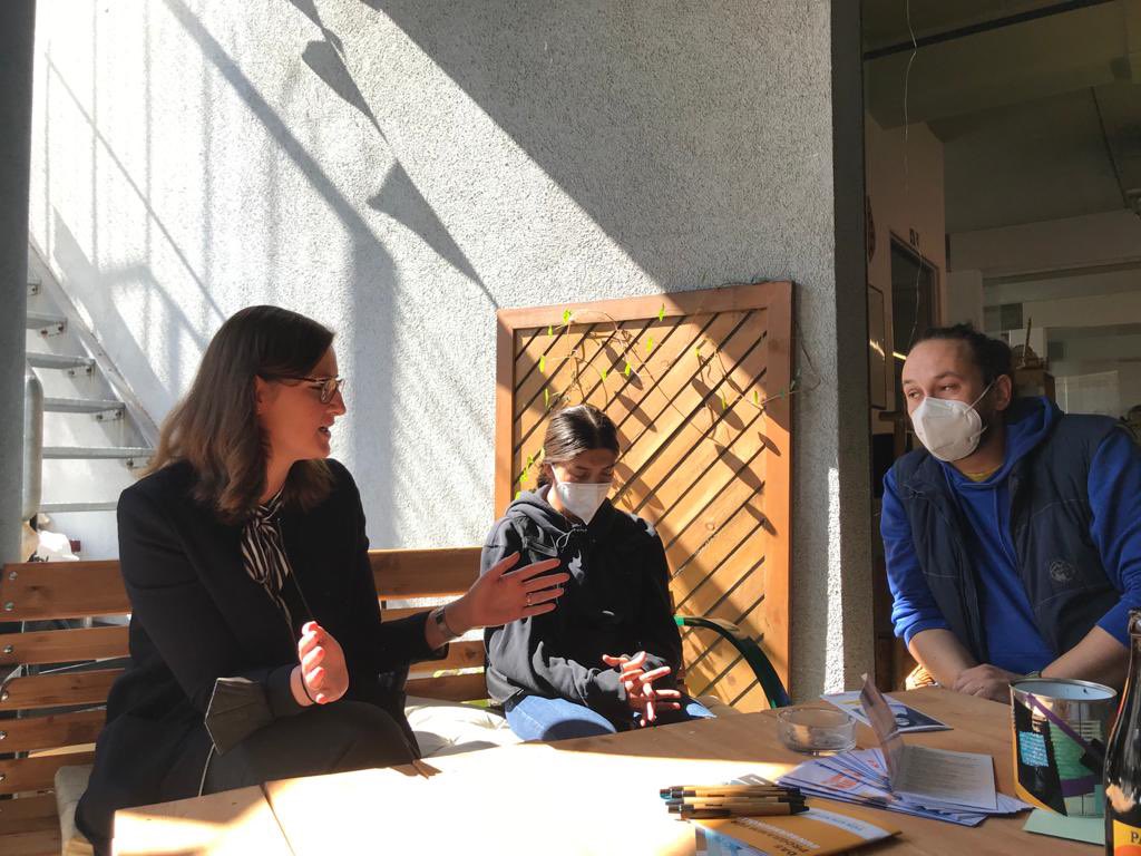 Heute beim „Speed Dating“ in #Neukoelln, konnte ich mich direkt mit den Bürgerinnen und Bürgern über die wichtigen Themen Drogen-, Wohnpolitik und Klimaschutz austauschen. Politik zum Mitmachen 💛🚀 #zukunftholen