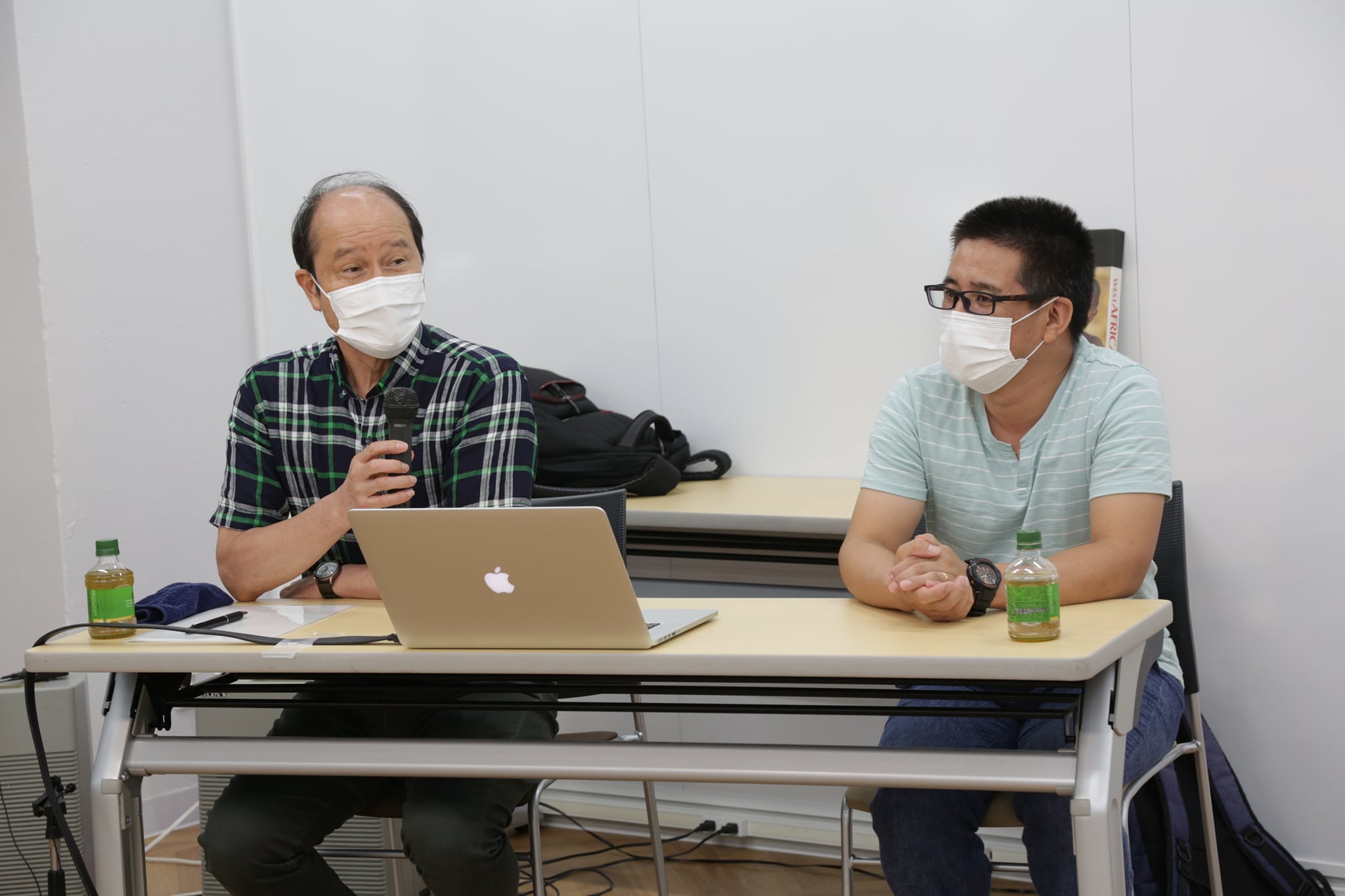 日本写真芸術専門学校 写真家 アラタンホヤガ氏 ネイチャーフォトゼミ 飯塚明夫先生 対談 を開催しました 出身地である内モンゴルの撮影取材を続けるアラタンさん そして30年間アフリカの文化と暮らしを取材し国際機関で写真のお仕事をされてきた飯塚