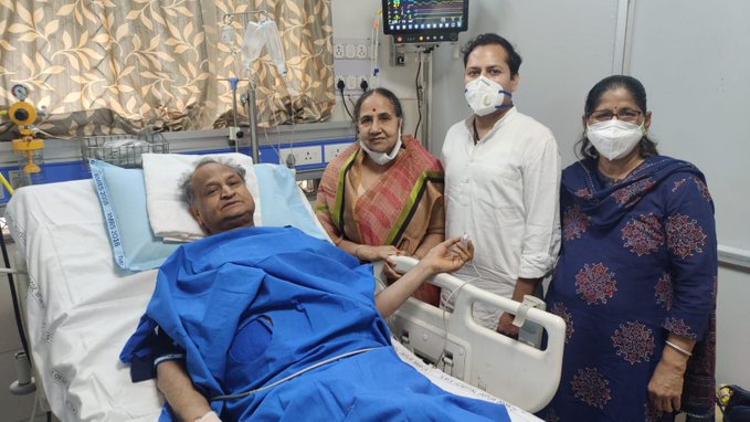 #Jaipur : मुख्यमंत्री <a href="/ashokgehlot51/">Ashok Gehlot</a>  की हुई एंजियोप्लास्टी

SMS अस्पताल की कैथ लेब में हुई एंजियोप्लास्टी, एंजियोप्लास्टी के बाद 
सीएम गहलोत को CCU में किया गया शिफ्ट

#Rajasthannews #RajasthanWithZee <a href="/ashokgehlot51/">Ashok Gehlot</a> <a href="/RajGovOfficial/">Government of Rajasthan</a> <a href="/lalitverma510/">lalit kumar</a> <a href="/_lokeshsharma/">Lokesh Sharma</a>