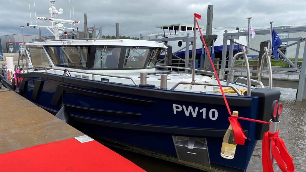 DuurzaamActueel's tweet photo. Duurzaam inspectieschip de #PW10 officieel gedoopt >> https://t.co/b9SegDZmJ0 
#schip #elektrisch #provincieFriesland #duurzaam #vaart #inspectie https://t.co/GETG13TPsW
