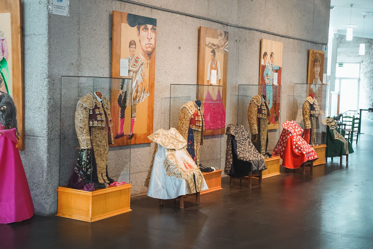 VW_AldautoMotor's tweet photo. ¡Éxito de afluencia de público en el primer día de la exposición “La pasión de Ginés”! 😃👏 A ella acudieron también personalidades del ámbito político. 

¡Entrada libre de 6 a 9 p. m. en el Auditorio de Colmenar Viejo! ¡¡No os perdáis este despliegue de arte!! 😍

#ColmenarViejo https://t.co/Xu0DPLdJvP