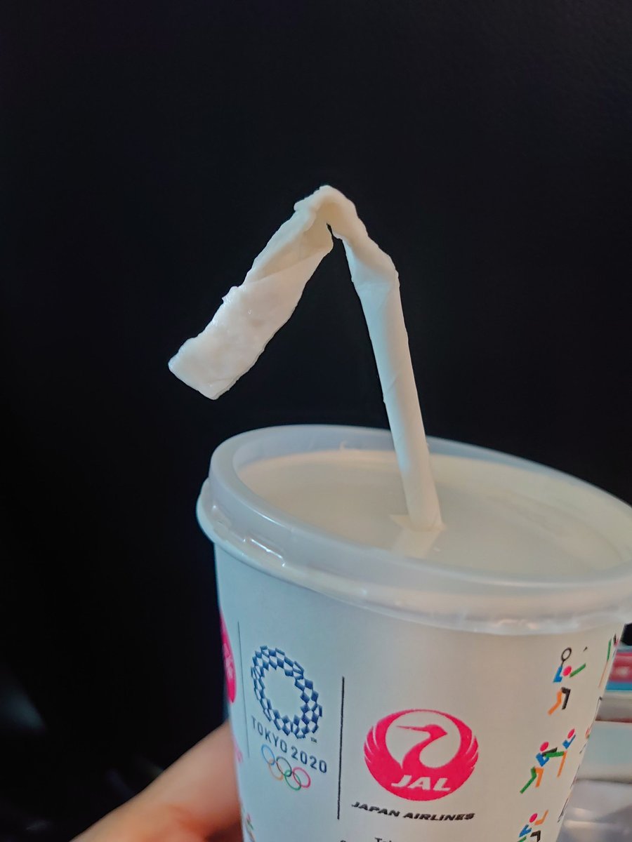 鼓動 Caさんにマスクにゴーグルにゴム手袋姿で機内サービス対応されるの まるで自分が毒ガス発生装置か毒物か 食品工場の食品にでもなったような気分になるな そして紙ストローは ストローの噛み癖がある子供に使わせたら無惨な姿に