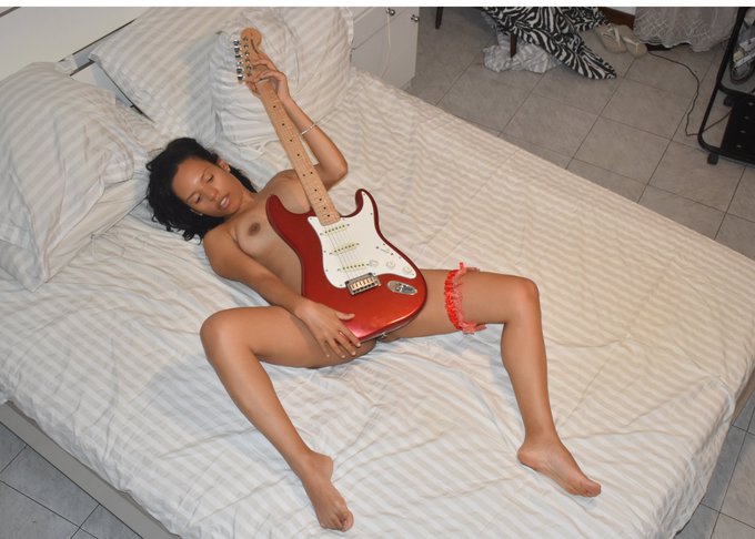 Rock chick #sexyguitar #sexylatina #sexymusic https://t.co/J7XDDxa6Tz<a href="/tag/sexyguitar"class="tags">#sexyguitar</a><a href="/tag/sexylatina"class="tags">#sexylatina</a><a href="/tag/sexymusic"class="tags">#sexymusic</a>
