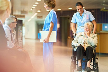 Naar verwachting moeten Nederlandse ziekenhuizen en klinieken tussen de 170 en 210 duizend operaties inhalen. Dat is zo’n 11-14% van het aantal operaties dat normaal gesproken in een jaar plaatsvindt. Lees hier meer over in ons nieuwsbericht. bitly.com/3gD9oYy