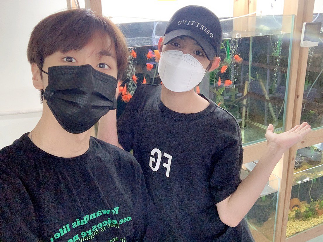 [#유준]
엘스!
빛이와 함께하는 수족관 탐방기 재밌게 보셨나요?👀
물고기들도 귀엽고🐟
멤버들도 굉장히 귀여운 영상이에요😎
재밌게 시청해 주세요-!
#BAE173 #비에이이173
#YOOJUN