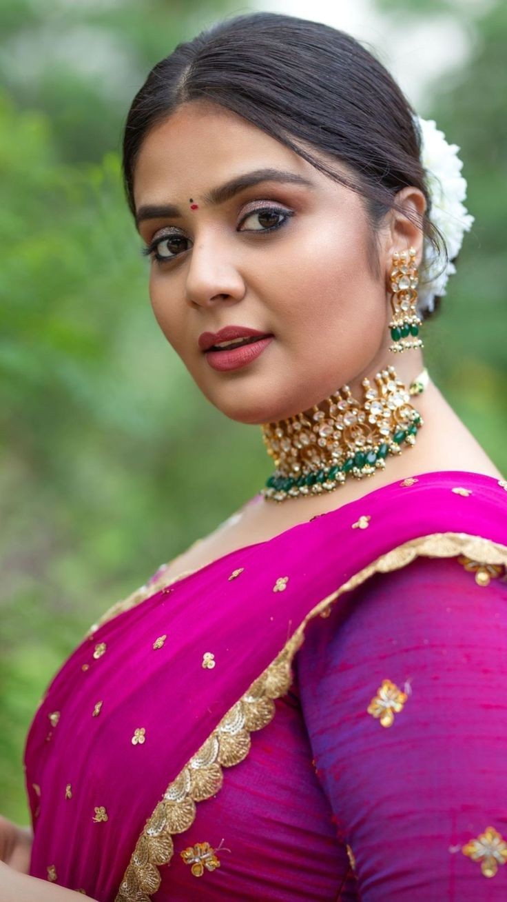 Image Anchor Sreemukhi Hip Navel | iiQ8 Hot Telugu Actress Sree Mukhi