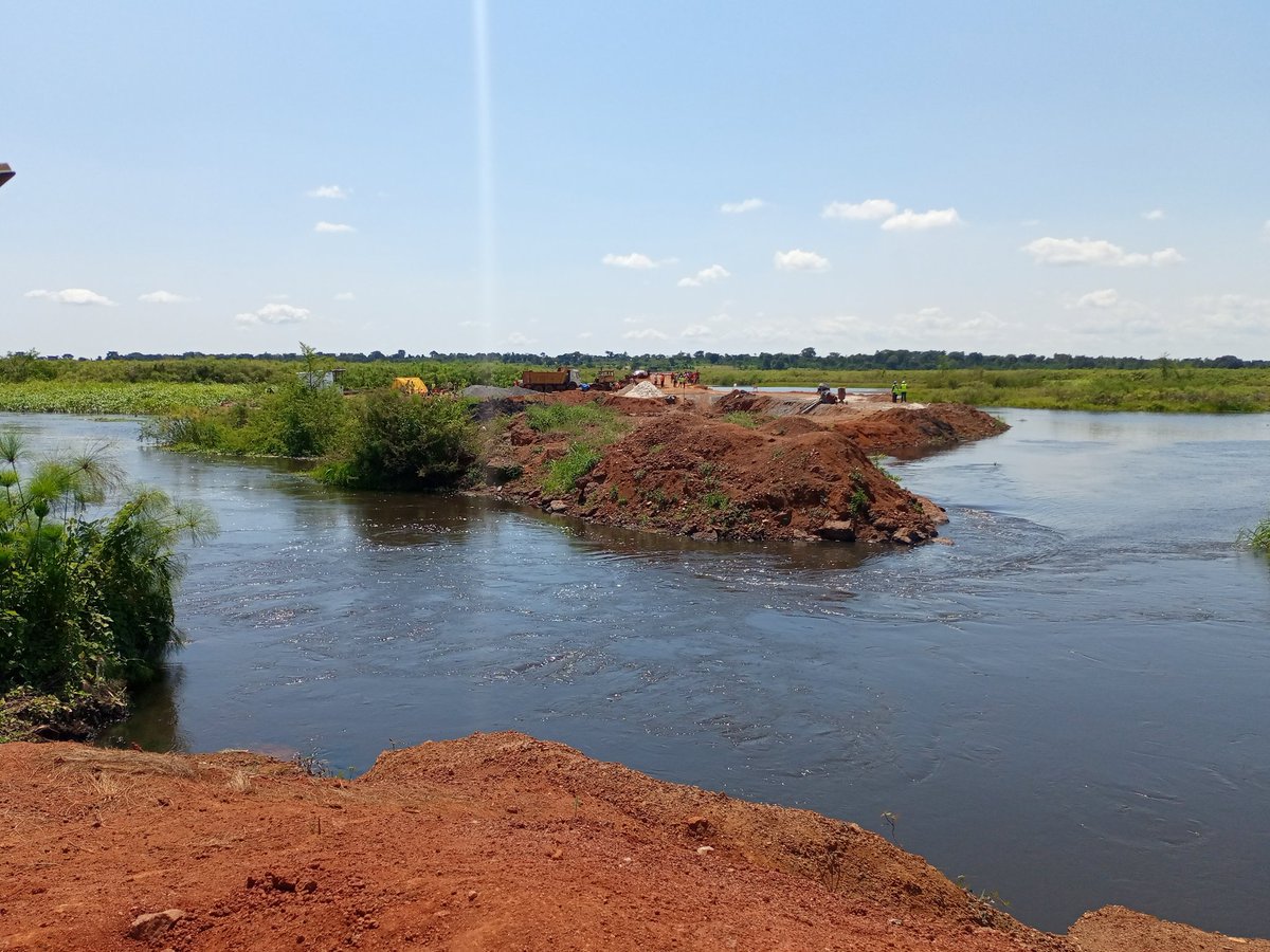 HON. MoSW, Musa Ecweru aboard a canoe assessing ongoing works at the Ssezibwa swamp crossing. The crossing will connect Nakasongola and Kayunga Districts. @sussiekats @GenWamala @UNRA_UG @UgandaRoadFund