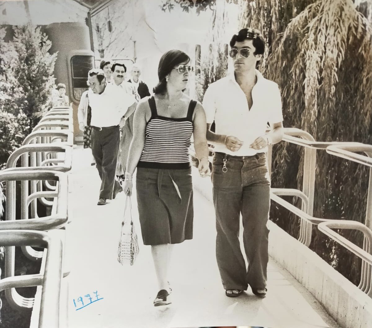 Meryroda1's tweet photo. 44 años de casados celebran hoy… (+ 8 de novios). Toda una vida de la que no me puedo sentir más orgullosa! Yo no sé si el amor dura para siempre, pero sóis un gran ejemplo a seguir ❤️❤️ #papiymami #nopuedoquererosmas #Familia https://t.co/GRYO5k8Mdg