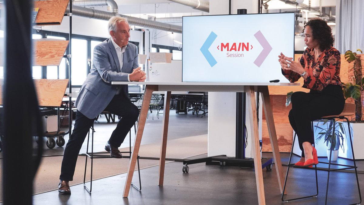 „#KI begegnet uns im Alltag an zahlreichen Stellen und birgt für Gesellschaft und Wirtschaft enormes Potenzial. Lasst uns neugierig und weniger skeptisch an das Thema rangehen.“ So eröffnet @MueWue die MAIN Session Konferenz. #techmadeinhamburg #kuenstlicheIntelligenz