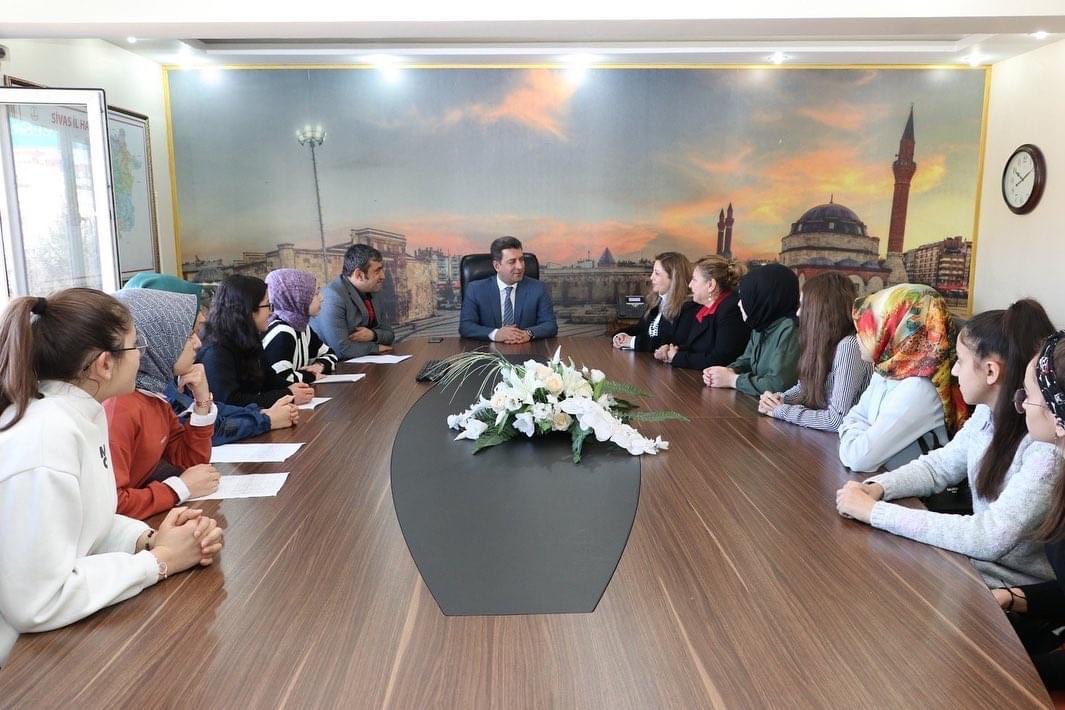 SerpilDAL19's tweet photo. Öğretmenlik meslek, yöneticilik görevdir. Yönetici olduğu halde öğretmen olarak kalabilmek ise özel bir yetenektir. Sivas böyle bir idareci gördü işte���Yolunuz açık, yarınlarınız aydınlık olsun…
Teşekkürler Sayın Müdürüm, sağ olun, var olun…
#ebubekirsıddıksavaşçı https://t.co/8Trou6Em7C