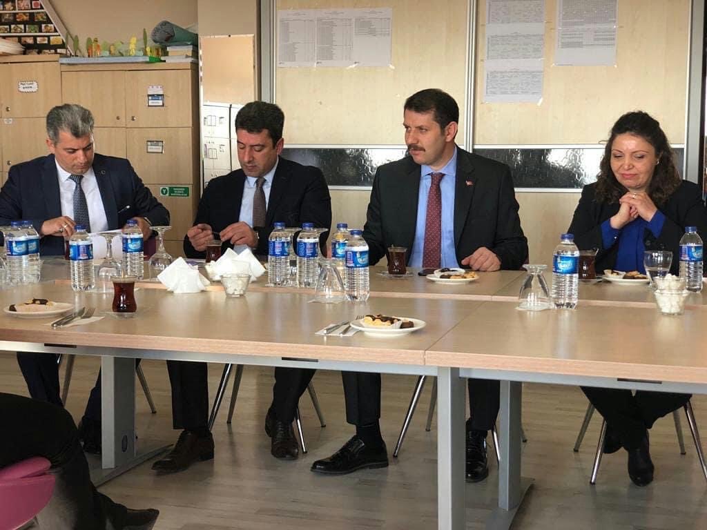 SerpilDAL19's tweet photo. Öğretmenlik meslek, yöneticilik görevdir. Yönetici olduğu halde öğretmen olarak kalabilmek ise özel bir yetenektir. Sivas böyle bir idareci gördü işte���Yolunuz açık, yarınlarınız aydınlık olsun…
Teşekkürler Sayın Müdürüm, sağ olun, var olun…
#ebubekirsıddıksavaşçı https://t.co/8Trou6Em7C