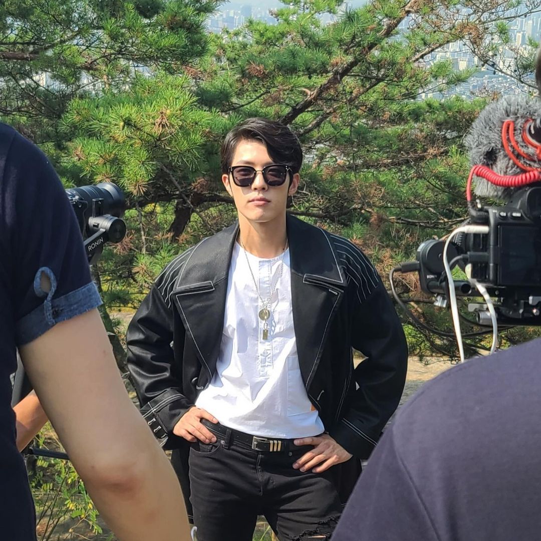 howonwon's tweet photo. Bwhahahah Sungyeol posting exactly 3 pictures as promised. https://t.co/TA9HZzZpBQ