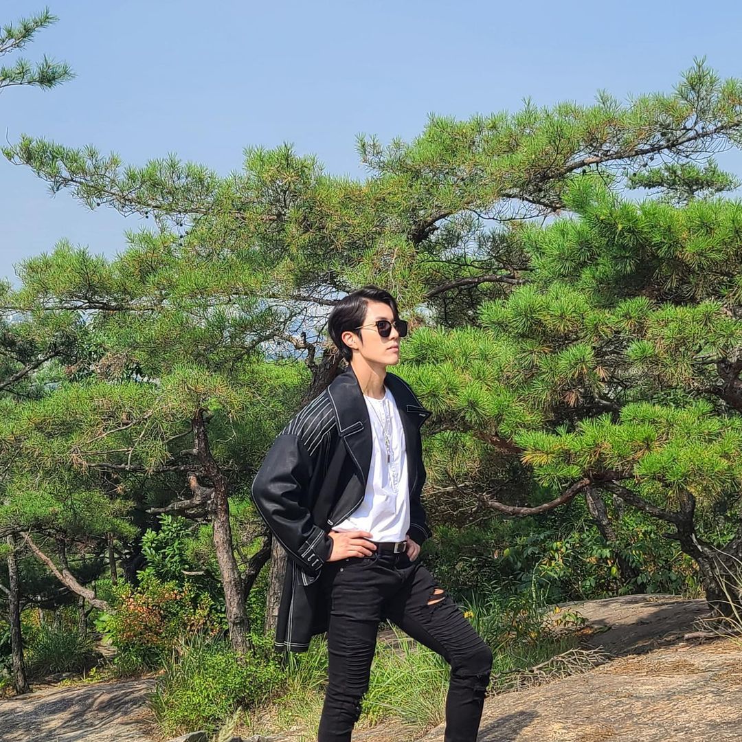 howonwon's tweet photo. Bwhahahah Sungyeol posting exactly 3 pictures as promised. https://t.co/TA9HZzZpBQ