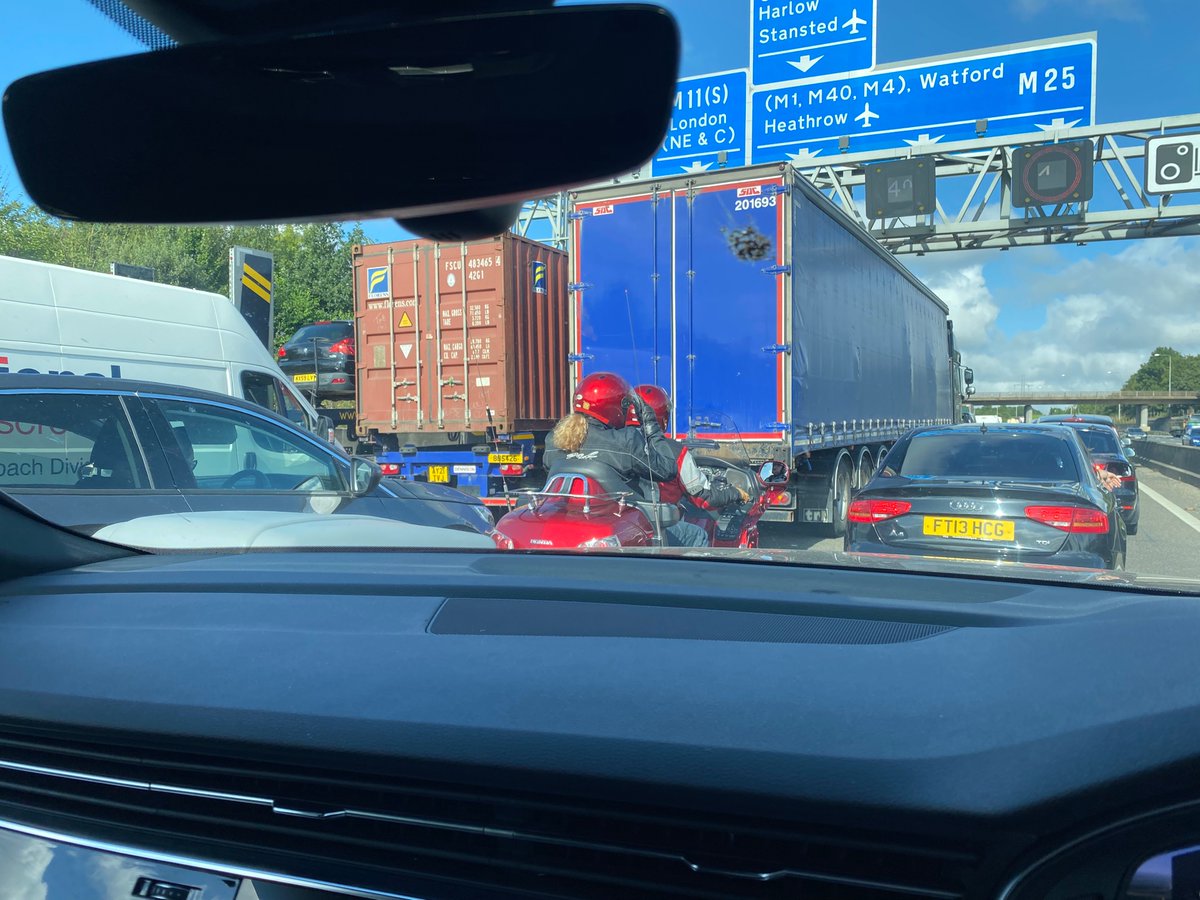 JimCrowley1978's tweet photo. 9.45 am and the Friday traffic has started. This is why jockeys don’t want to do two meetings a day anymore!!!! https://t.co/dcRB35mmrE