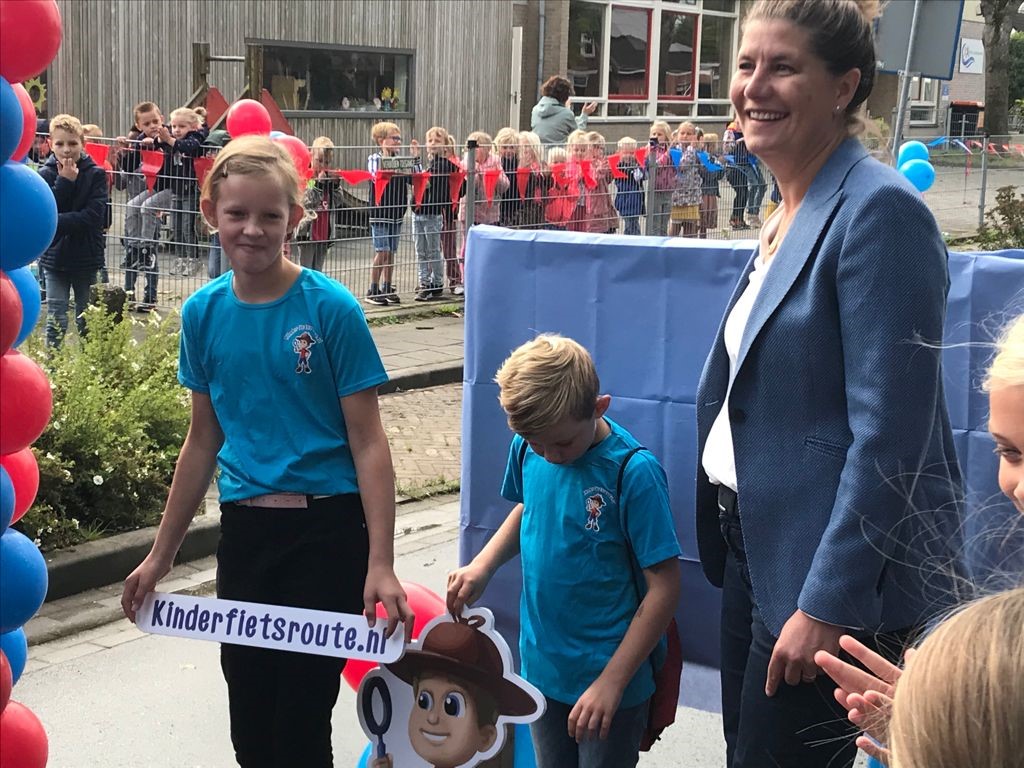 De eerste kinderfietsroute van Nederland ligt in Zoutkamp. Vanmorgen werd hij geopend door   @fleurgraeper  samen met leerlingen van de Zoutkamperril. Leerlingen en ouders dachten mee bij het maken van de route. @huisvoordesport @routebureaugron  provinciegroningen.nl/actueel/nieuws…