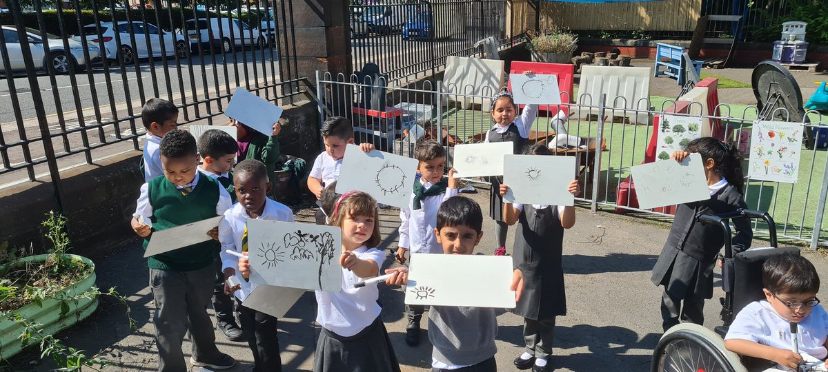 cuthbertsonpri's tweet photo. More from P1 today! Exploring the sky during the daytime and investigating indoor shadow shapes using torches.
@STEMglasgow @GovanhillSTEM https://t.co/01LUQE7kdB