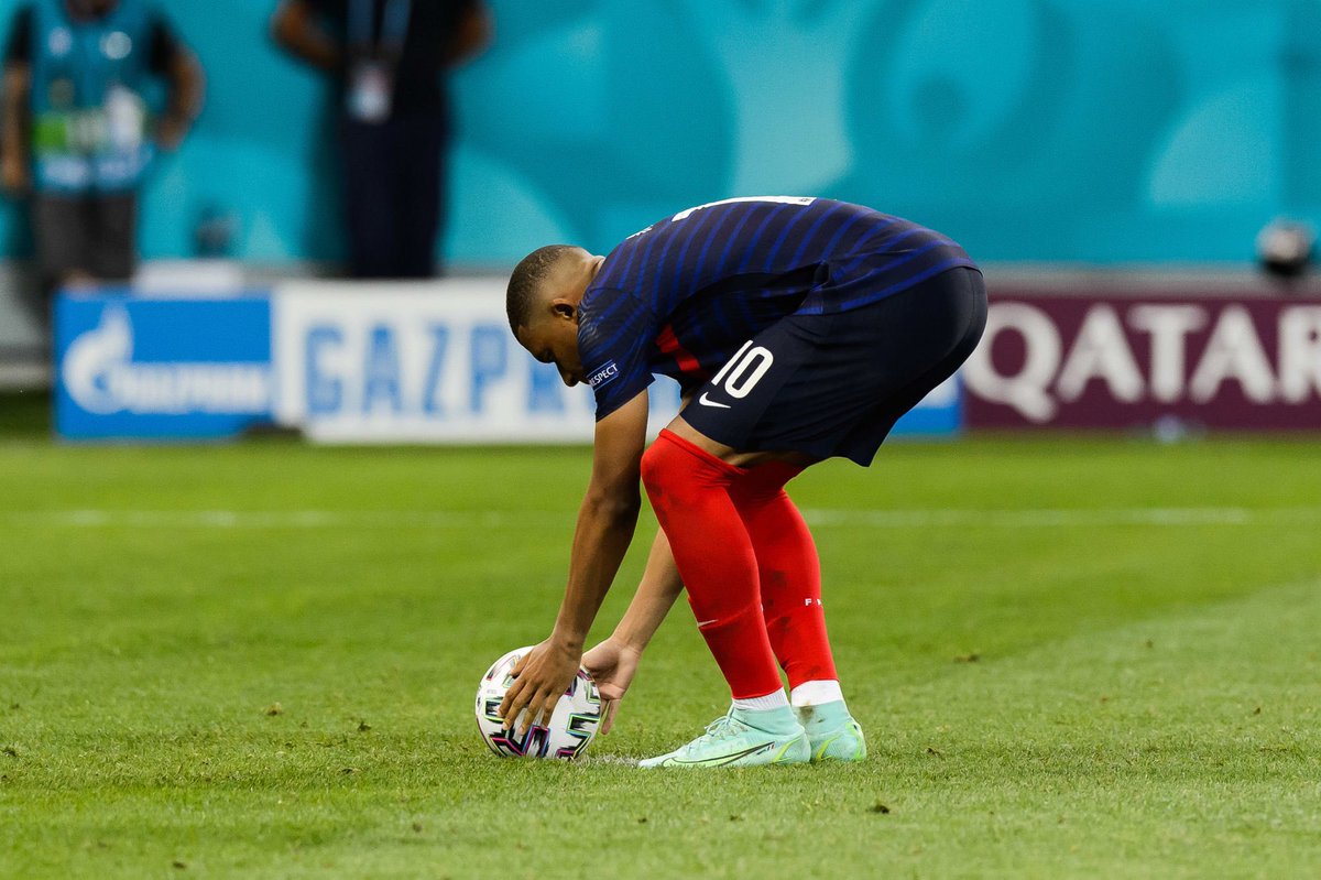 ActuFoot_'s tweet image. Mbappé aurait demandé à avoir un entretien avec Noël Le Graët après l’élimination des Bleus à l’Euro.
​
Le Français aurait été vexé par le manque de soutien de la part de la FFF pour les insultes qu’il a reçues après son tir au but raté.
​
(Ouest France) ouest-france.fr/sport/football…