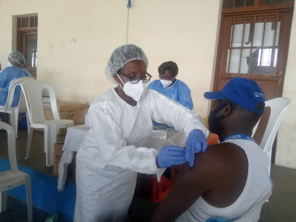 YouthMusanze's tweet image. K'umunsi wa gatatu Youth Volunteers muri @MusanzeDistrict dukomeje gufasha ibitaro bya @Ruhengerirefer1 mu gutanga inkingo za covid 19.abaturage bakomeje gushima service nziza bakomeje guhabwa @RwandaLocalGov @AbdallahMurenzi @RwandaYouthVol1 @NyirarugeroD @gatjmv @UrugagaI