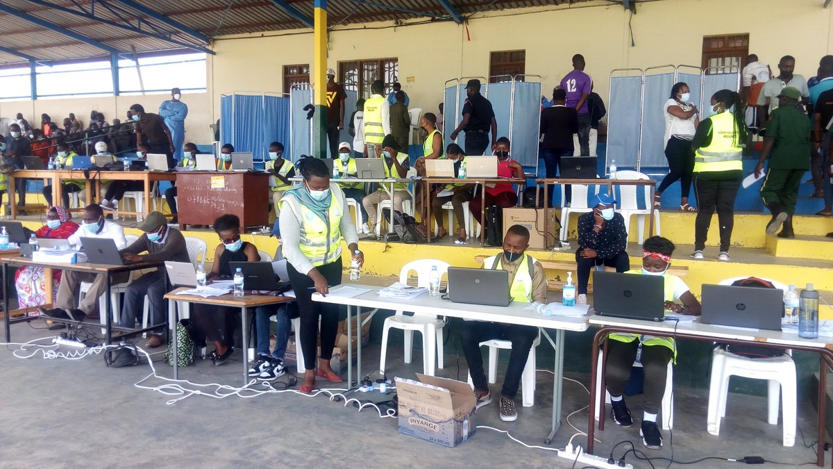 YouthMusanze's tweet image. K'umunsi wa gatatu Youth Volunteers muri @MusanzeDistrict dukomeje gufasha ibitaro bya @Ruhengerirefer1 mu gutanga inkingo za covid 19.abaturage bakomeje gushima service nziza bakomeje guhabwa @RwandaLocalGov @AbdallahMurenzi @RwandaYouthVol1 @NyirarugeroD @gatjmv @UrugagaI