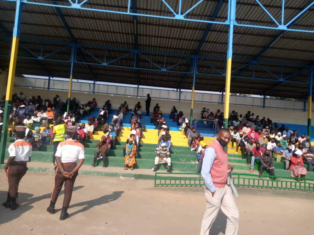 YouthMusanze's tweet image. K'umunsi wa gatatu Youth Volunteers muri @MusanzeDistrict dukomeje gufasha ibitaro bya @Ruhengerirefer1 mu gutanga inkingo za covid 19.abaturage bakomeje gushima service nziza bakomeje guhabwa @RwandaLocalGov @AbdallahMurenzi @RwandaYouthVol1 @NyirarugeroD @gatjmv @UrugagaI