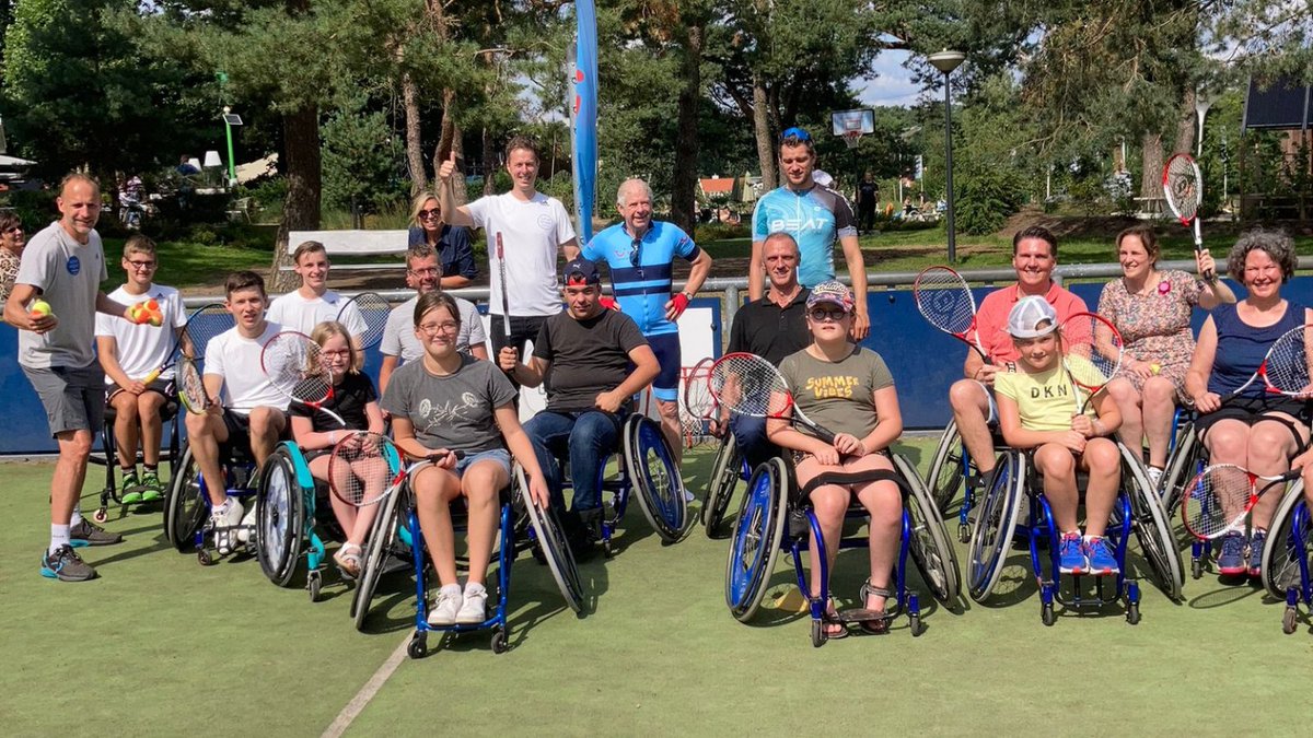 droomzomer's tweet photo. Wat hebben we weer een toffe week achter de rug op de #Droomzomer 🤩 Met wielrenclinics van parkdirecteur @theo_bos, Helden Live Talks, ijsbaden en een fantastische clinic van de @EVFnl waarbij we op een spetterende manier kennis konden maken met paralympische sporten 👏 https://t.co/PXWep6wDzz