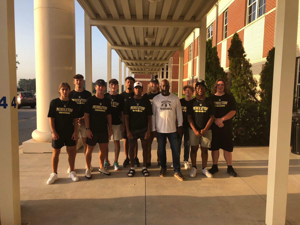 It was a treat to have members of the PHS football team opening car doors this morning! #MLES #PHS <a href="/PHSBulldogsFB/">PendletonDogsFB</a> <a href="/PendletonHigh/">Pendleton High School</a>