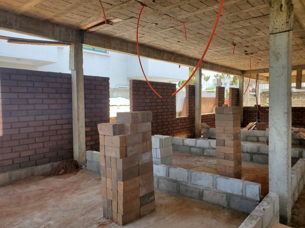 Évolution de notre chantier d'appartements en BTC (Briques de terre compressée)Fidjrossè #Cotonou #BÉNIN 
Maître d’ouvrage :  Privé 
#229People #architecturaldesign #btp #architectebenin #beninarchi #teamarchi #ArchitectureAfricaine #archicaine #archpose