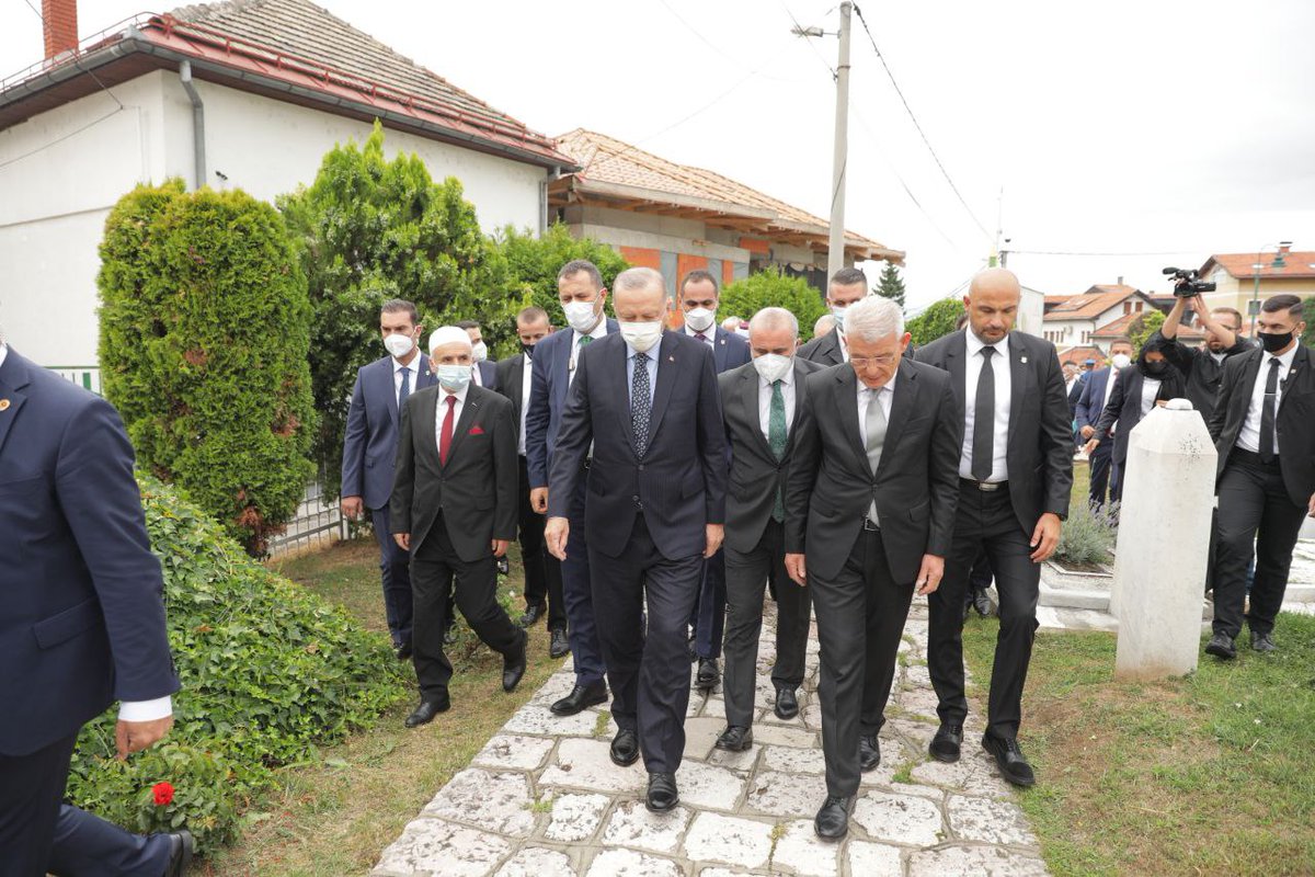 Cumhurbaşkanımız Recep Tayyip Erdoğan, Bosna Hersek temasları kapsamında, bağımsız Bosna Hersek'in ilk cumhurbaşkanı Aliya İzetbegoviç'in kabrini ziyaret etti.