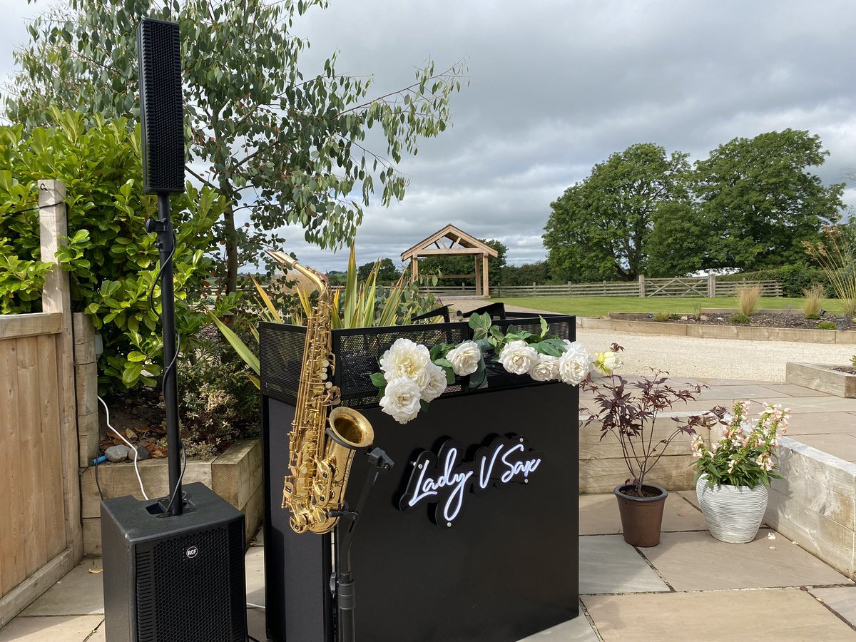 Hold the wedding service, I’ve stopped for #popmaster <a href="/RealKenBruce/">Ken Bruce</a> <a href="/BBCRadio2/">BBC Radio 2</a> ☕️