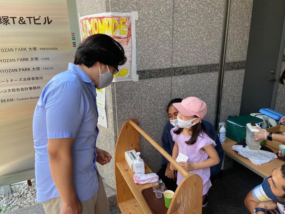 shingouranagase's tweet photo. 託児付きオフィスの子供たちが、オフィスの入口で手作りレモネード売ってた！

メンバーから「キュンとした！」っていうメールが沢山きた。😂いつも癒しをありがとう！！
#Ryozanparkの日常 https://t.co/6nEqTfddpe