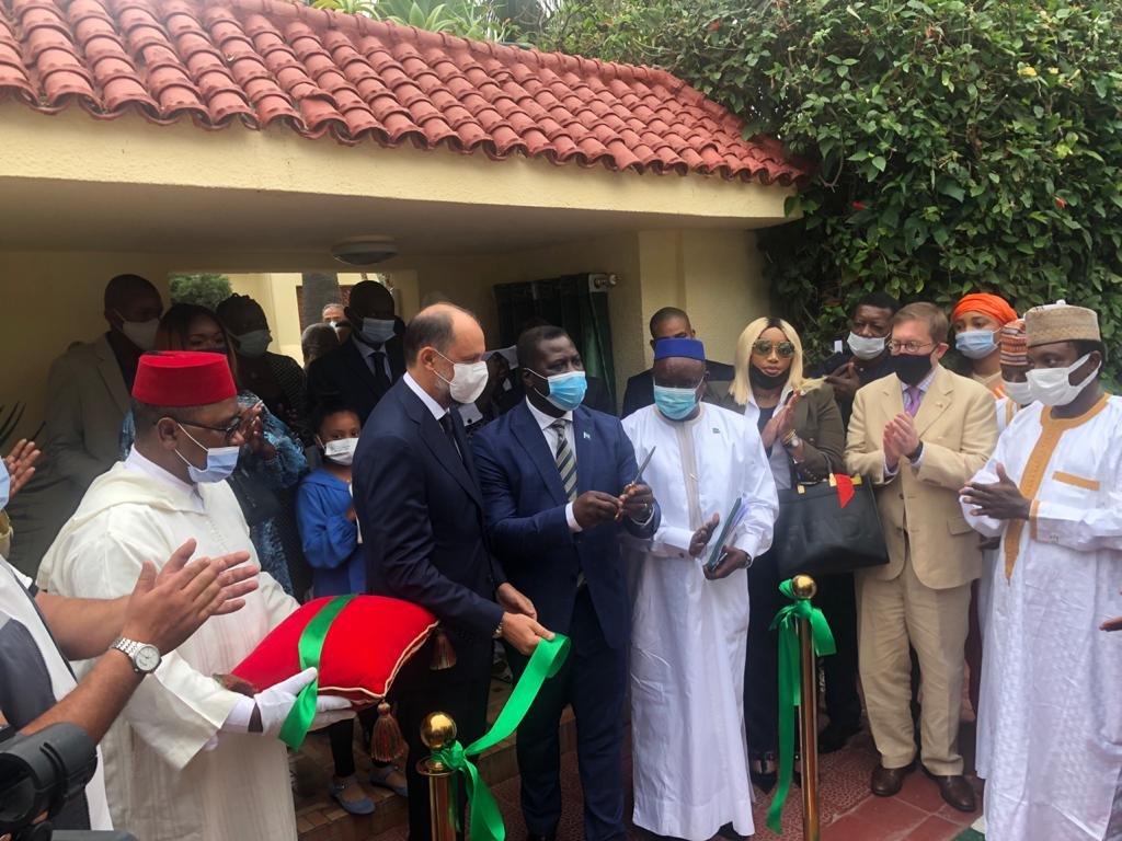 MarocDiplomatie's tweet photo. Le ministre délégué @MarocDiplomatie M. Mohcine Jazouli et le ministre des Affaires Etrangères de la Coopération Internationale de Sierra Leone, M. David J Francis ont inauguré aujourd'hui l'ambassade de Sierra Leone à Rabat. https://t.co/8hIRPDfEAA