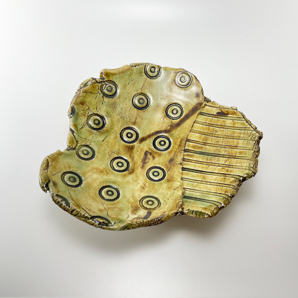endo_ceramic's tweet photo. 【食】
三つ足ツギハギ皿A
17×16×5cm(w×d×h)
陶土

#陶芸 #食器 #やきもの #食 #ceramic #ceramicworks #ああああ #三つ足 https://t.co/JdAgejPOob
