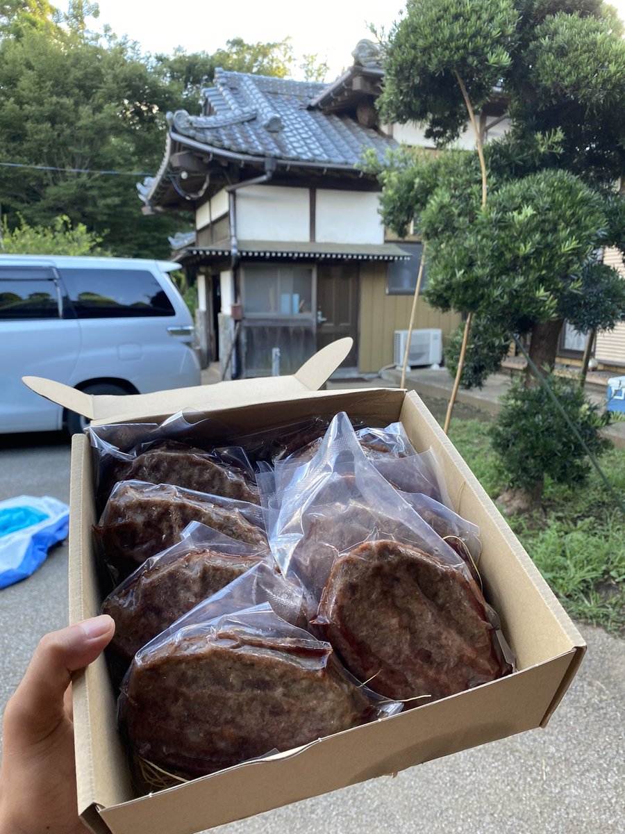 北海道から鹿肉ハンバーグが届きました😊
併設の秘密基地-キャンプ場にて、サ友集めてサ活サ飯

サイコーかよ