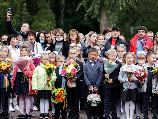 Линейка в школе. 1 сентября 2023 4 класс. 1 сентября 2023 4 класс. 1 сентября день знаний. 1 сентября 2023 4 класс.