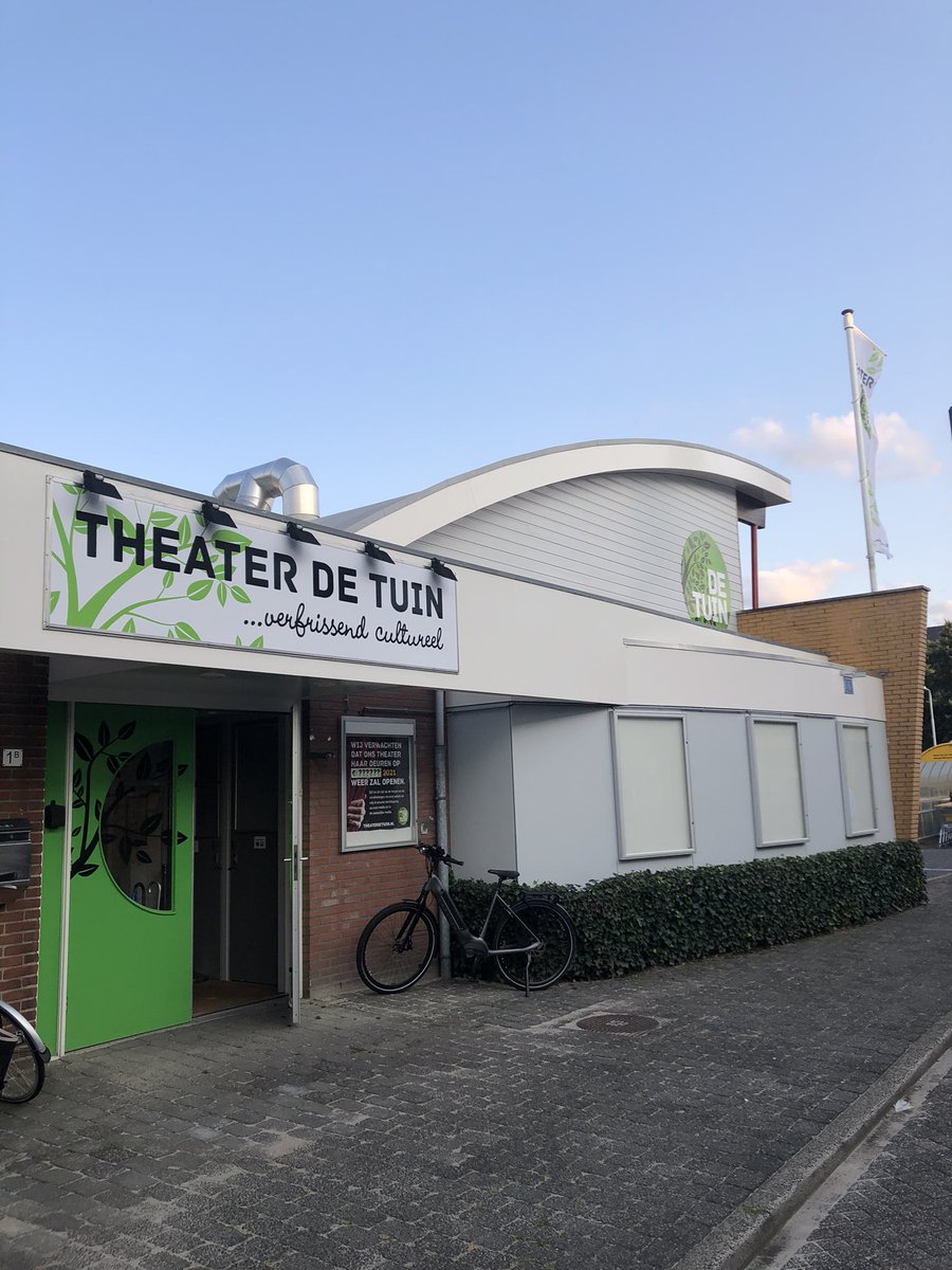 Het theater heeft een opfrisbeurt gehad. Nu nog de vitrines vullen met nieuwe posters. Houd de socials om de gaten!