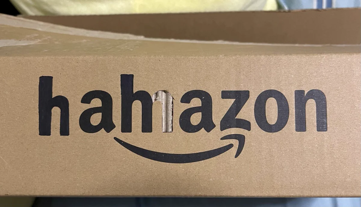 母から送られてきた段ボールを見ると・・。「hahazon」になっていた。