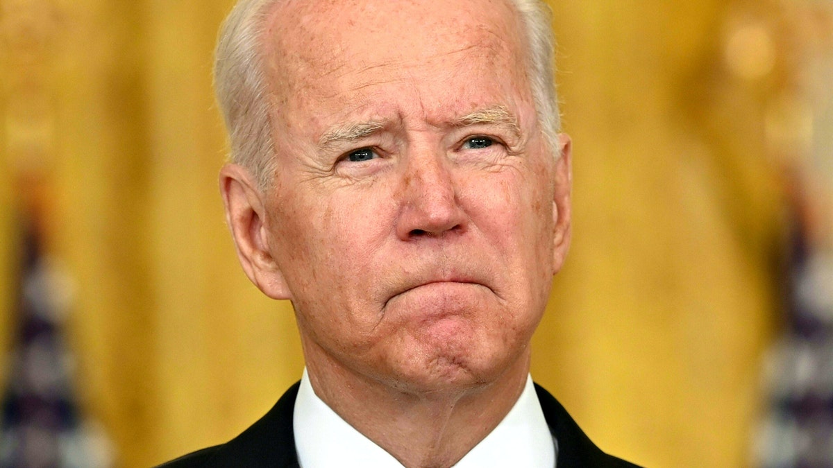 realDailyWire's tweet photo. Biden Admin Gave Taliban List Of ‘American Citizens, Green Card Holders And Afghan Allies’ That Needed To Get Into Airport: Report https://t.co/nIm986T6qG https://t.co/yz5XWeKCBF