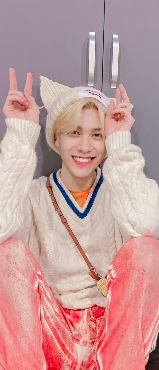 archiveskpop__'s tweet photo. #ThankYouHendery 
#WeLoveYouLucas
#HugForHendery https://t.co/YcyvuOGncD