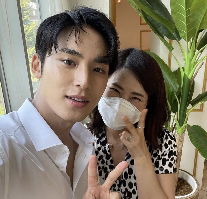 JUNGYYUNO's tweet photo. Let me introduce you to the brain and the person in charge behind my most recent photoshoot, the director of 1st Look herself. She deserves all the credits, it's all thanks to her that everything went well and the photos came out super great. 🐶❤ https://t.co/30uhva7suJ