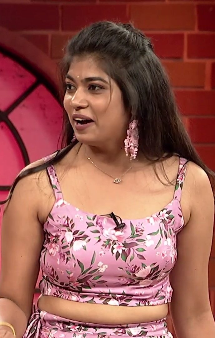 Hot Rithu Chowdary Biography, TV Actress Reethu Chowdary Telugu Hot heroine iiQ8