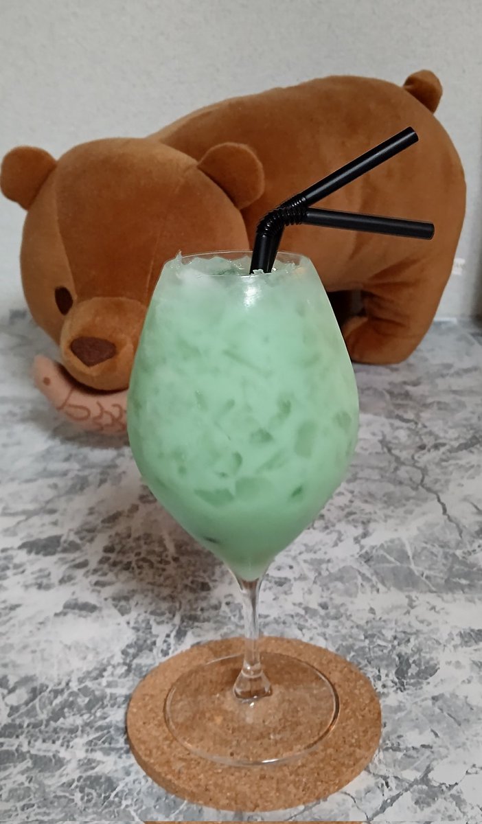 morikuma_v's tweet photo. ソレ様、お誕生日おめでとうございます！🥂🎉
バースデー祝杯🍸️にティアレ・ソレイユ(仮)。8/27の誕生酒のティアレをベースにレシピ変更。2枚目が通常レシピのティアレ🐻
どちらもココナッツとヨーグルトリキュールがベースにあるので南国風？
#ソレイユ・ソレル
#Landproject https://t.co/A7iPTJuRG4