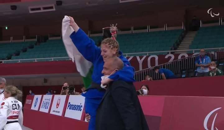 Erratum. J'avais dit sur #onrefaitlesjeux qu'il n'existait rien de plus émouvant qu'une médaille d'or aux JO. Si. Une médaille d'or aux #JOparalympique. Éternelle gratitude à la judocate Cherine Abdellaoui ! #Algeria