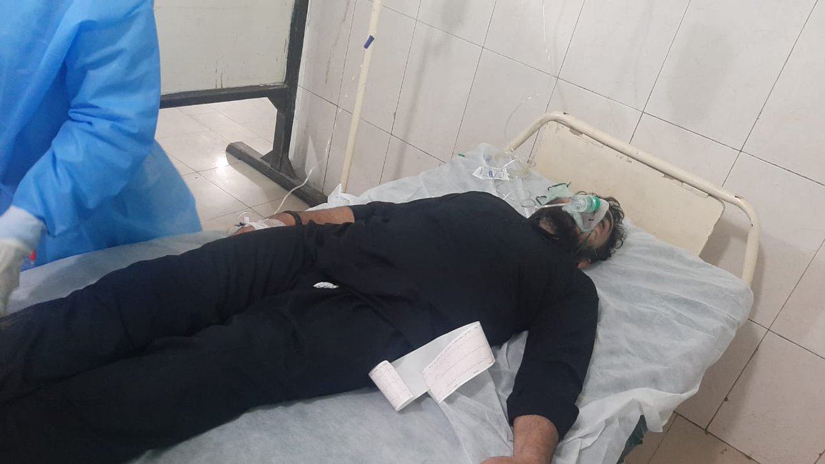 HassaamOmer's tweet photo. #BreakingNews #ProtestAgainstNLE
#werejectNLE 
I swear this is neither fabricated nor any acting .
This Young doctor is in critical situation after being attacked by punjab police . 
his crime is to raise voice againts NLE . https://t.co/EUtDXBzRCq