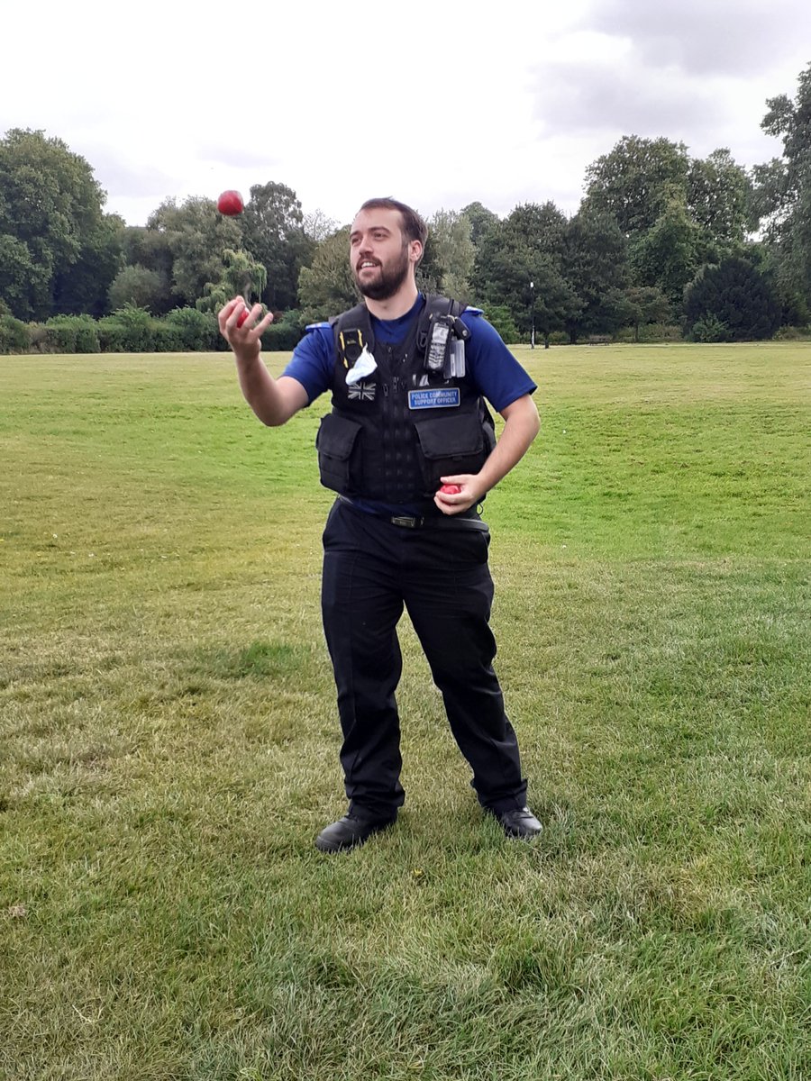 KentPoliceDart's tweet photo. YEO Sundborg and PCSOs Midford and Keep was in Dartford central park this morning engaging with the families attending the charity Imago's fun day. SS #gettingfamiliestogether #practicingourcircusskills #fundayout #Imagocommunity https://t.co/ixIgxjOujt