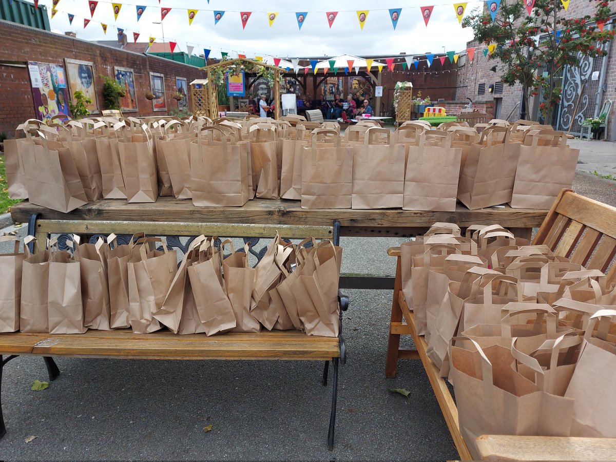 TheFlorrie's tweet photo. Today's the last day of our summer holiday breakfast, lunch &amp; teatime takeaway. Because of your support, volunteering &amp; donations we've made over 9000 meals in 30 days WOW! the kids have had 19 day trips out, movie nights, roller discos, bouncy castles &amp; much more THANKYOU ❤💙 https://t.co/ty7rm3GYan