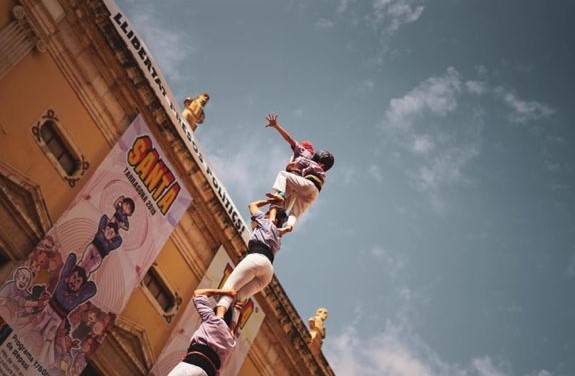 TU HISTORIA | 🚶 La tradición castellera forma parte de la historia y la cultura de Tarragona. Ver como coronan el cielo de la ciudad es un placer.

📷 @ encantsdelcamp (Instagram)
⠀
#Tarragona #TarragonaTurisme
